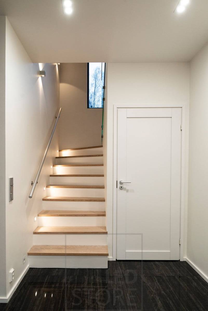 Aplique led CUBIC para escaleras que ilumina en dos direcciones. Apliques led IN-WALL para escaleras. Ledstore.fi