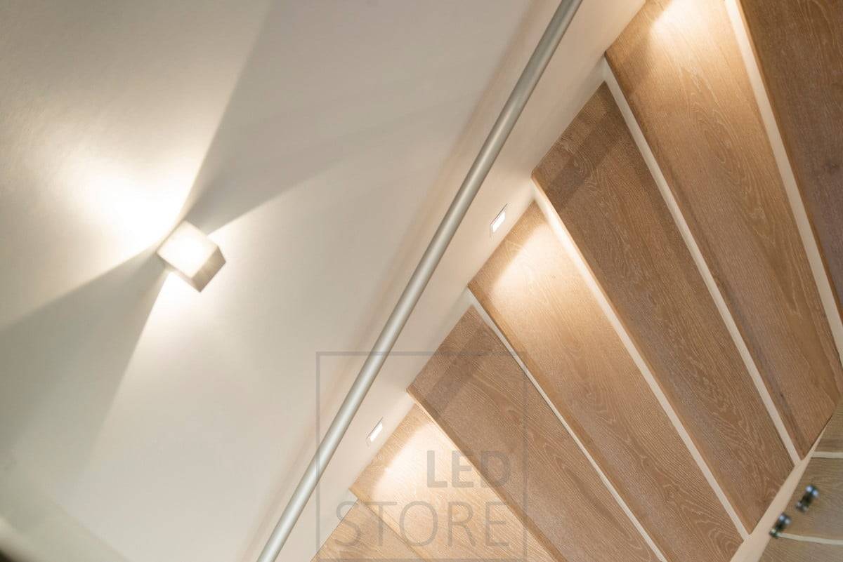El aplique led CUBIC es excelente para la iluminación de escaleras y para enfatizar la altura del espacio. La luminaria también está disponible como modelo unidireccional. Además de la luminaria de pared CUBIC, iluminación de peldaños con luminarias empotrables de pared In-wall led. Ledstore.fi