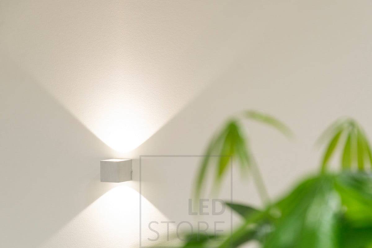 Aplique led CUBIC, muy adecuado para el diseño de interiores escandinavo. La luminaria ilumina en dos direcciones y el patrón de luz forma un bonito abanico en la pared. Ledstore.fi