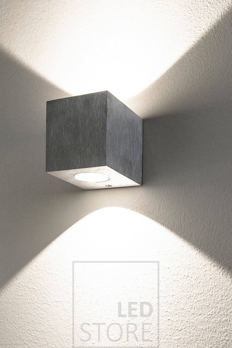Aplique de pared CUBIC 2 led. El CUBIC 2 cepillado tiene un diseño sencillo y moderno y da luz hacia arriba y hacia abajo. La luz forma un bonito abanico en la pared. Esta belleza minimalista es perfecta para hogares modernos. Ledstore.fi