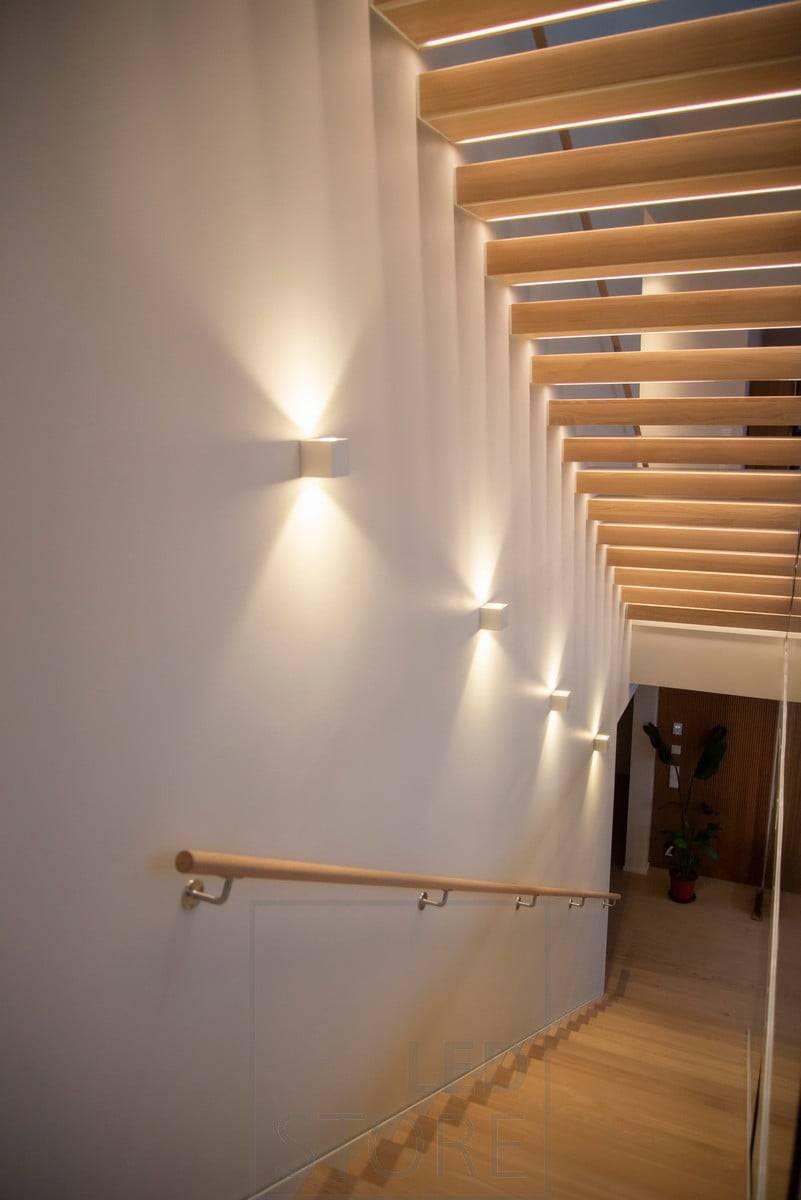 La escalera está iluminada y acentuada por luminarias de pared bidireccionales CUBIC. Ledstore.fi