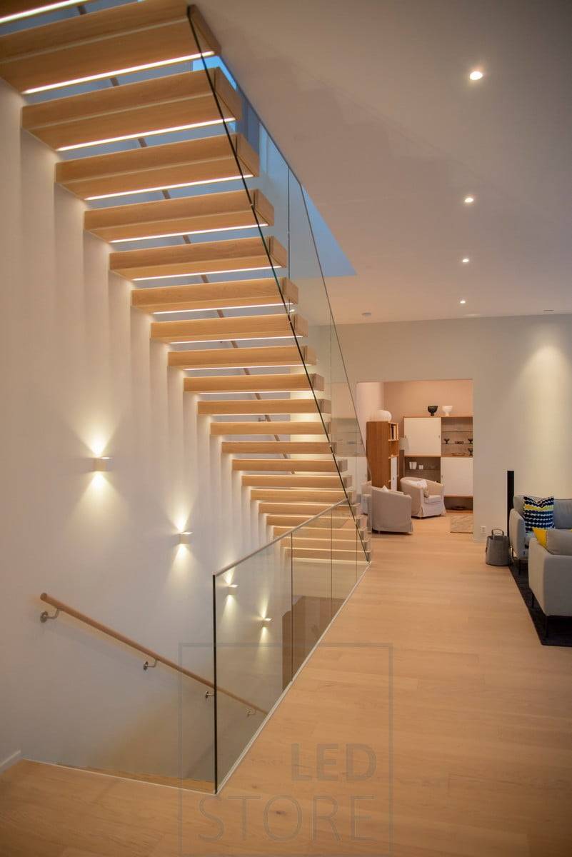 Apliques led CUBIC que iluminan y resaltan la escalera en dos direcciones. Ledstore.fi