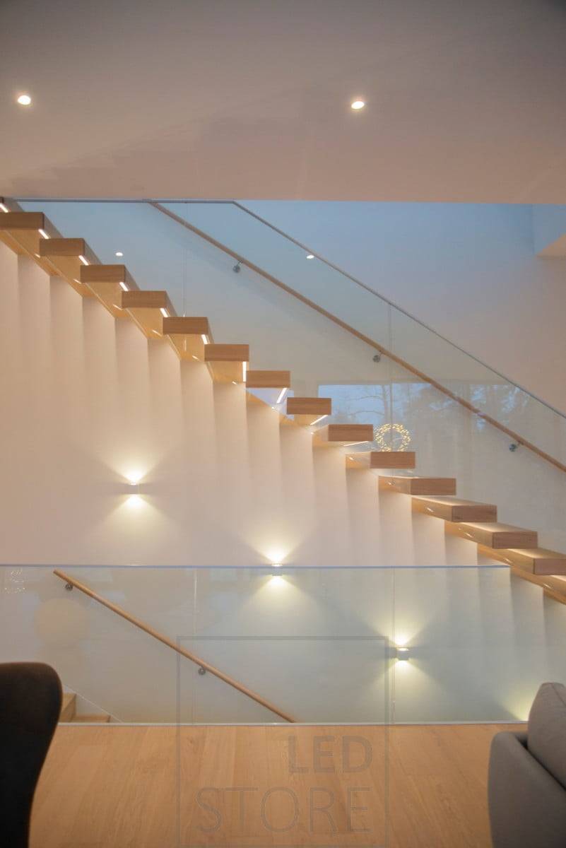 CUBIC luminarias led de pared que iluminan y resaltan las escaleras en dos direcciones. Ledstore.fi