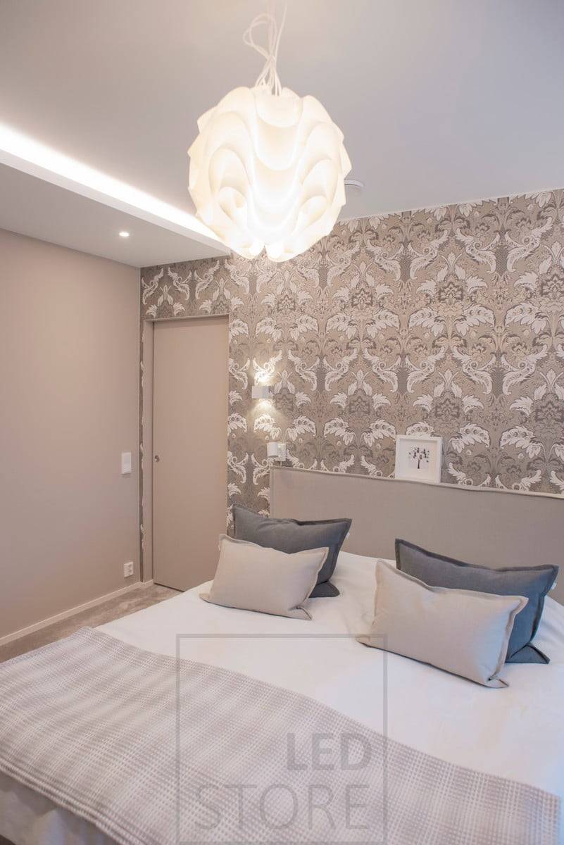 Apliques led CUBIC como luz de ambiente y de lectura en el dormitorio. La luminaria minimalista combina a la perfección con el papel pintado estampado. Ledstore.fi
