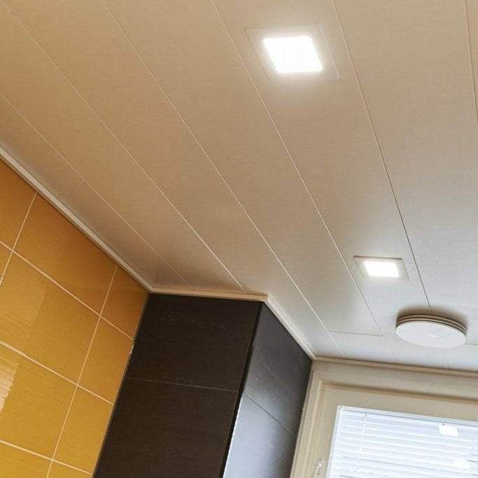 Espacio de aseo iluminado por panel LED
