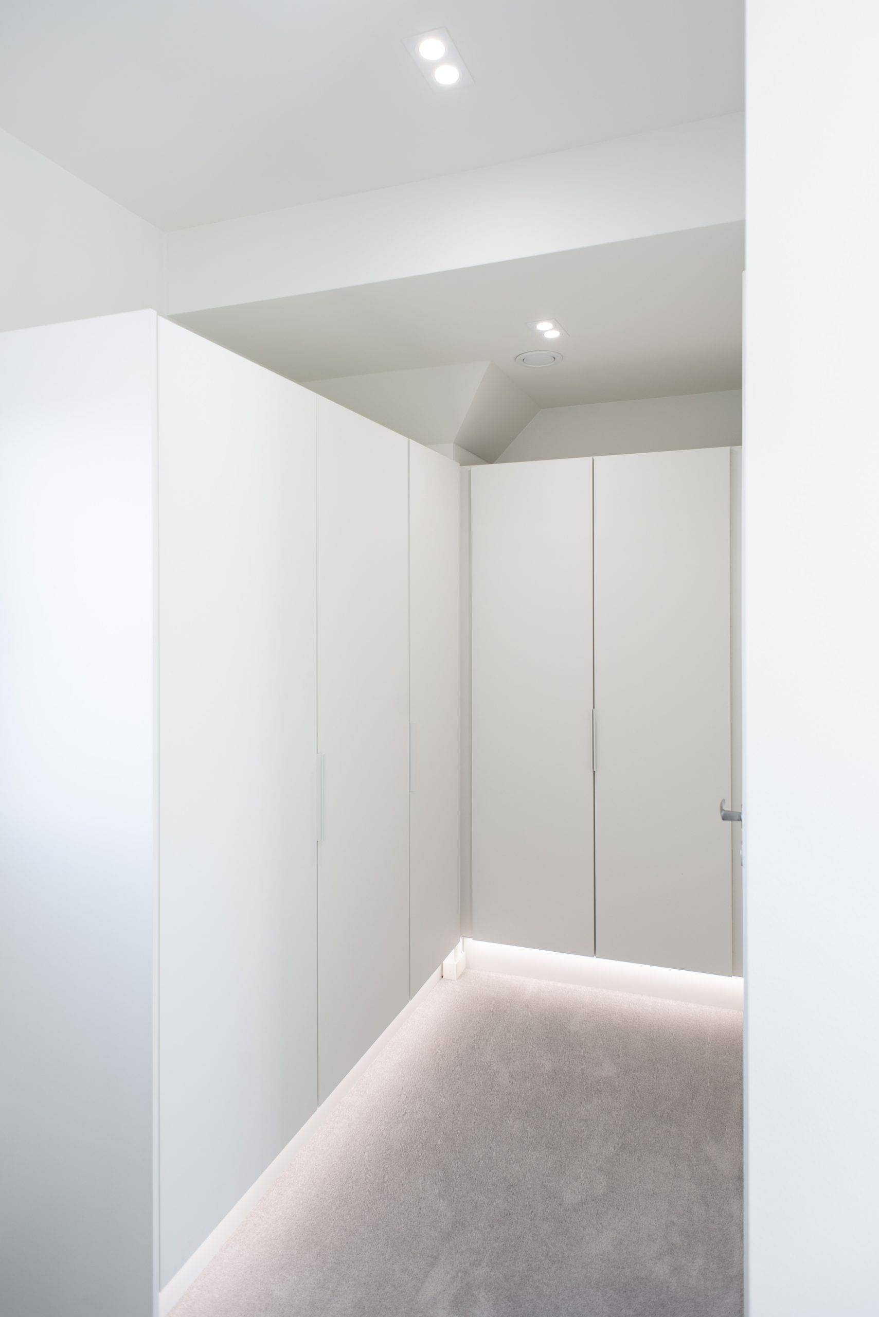 El logotipo de LED STORE sobre fondo verde en un cuadrado blanco presenta soluciones de iluminación LED respetuosas con el medio ambiente.