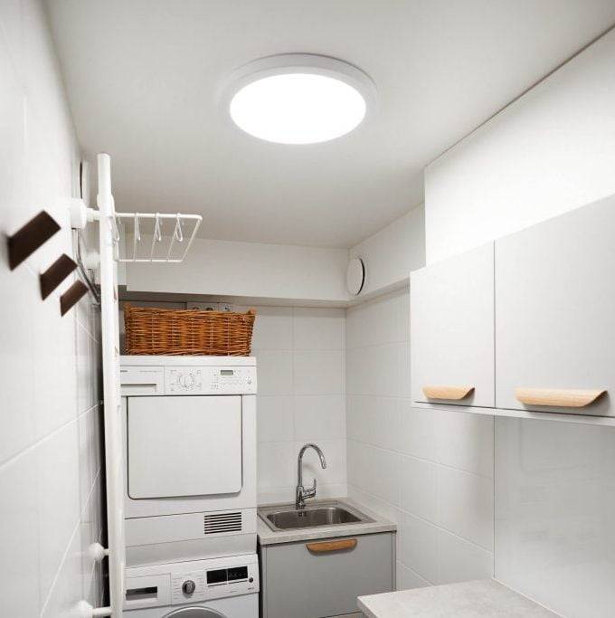 El diseño de la iluminación en espacios sin ventanas es importante. En este espacio, la superficie techo 380.
