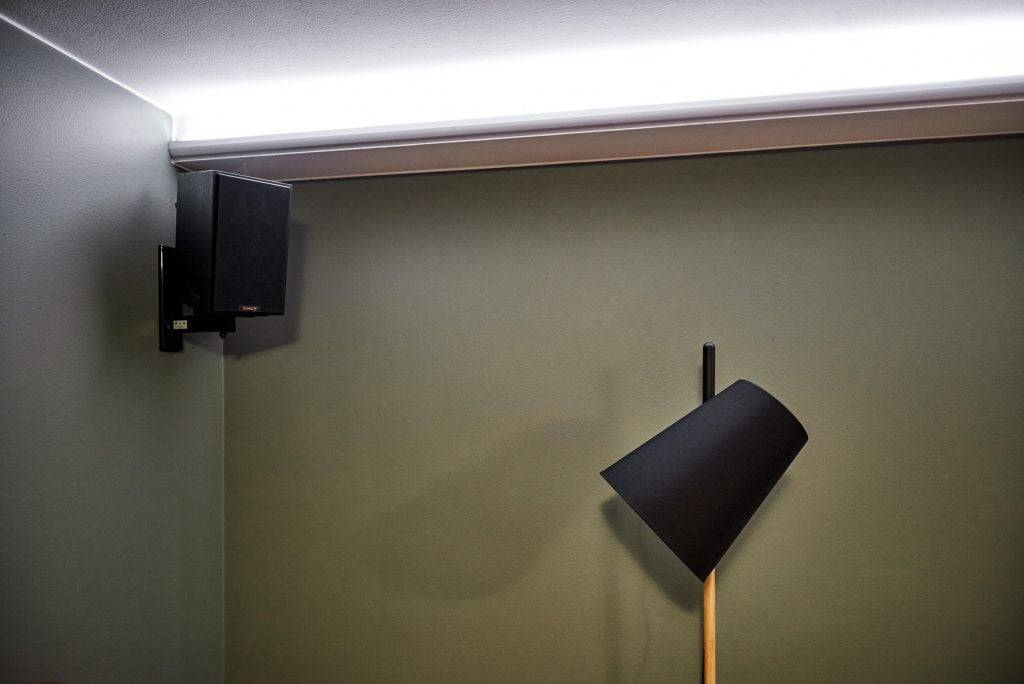 Logotipo de LED STORE sobre fondo verde con texto en blanco, perfecto para soluciones de iluminación energéticamente eficientes. ¡Ilumine su espacio con nosotros!