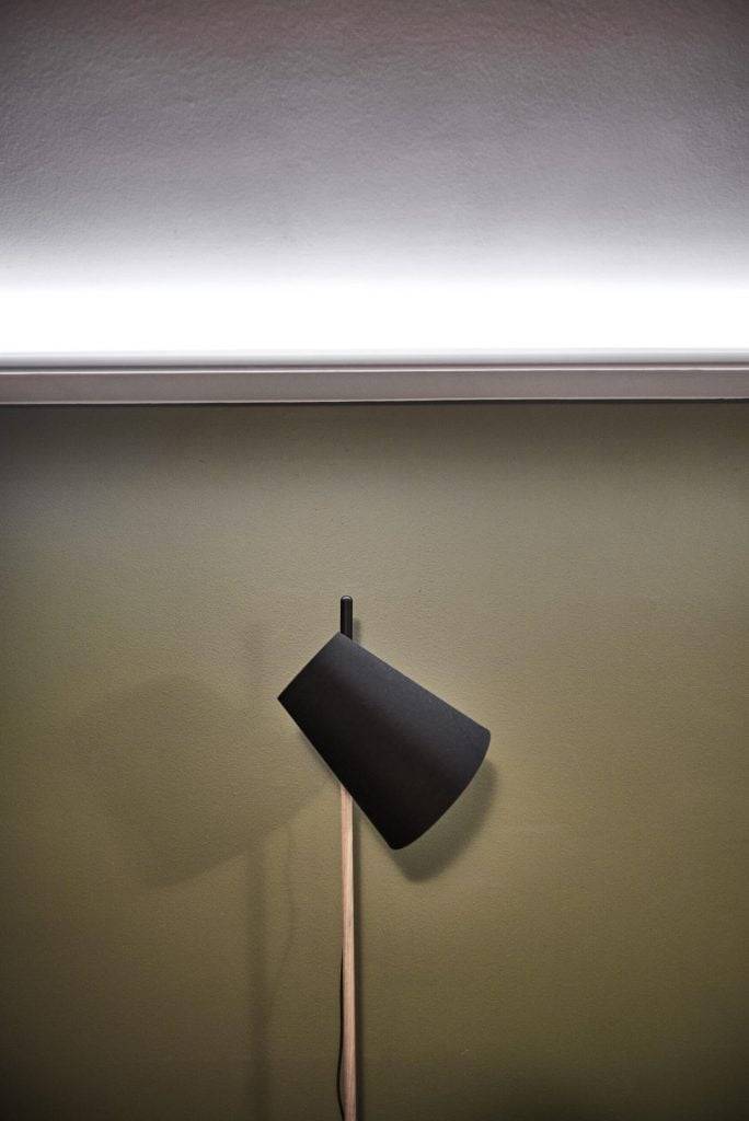 Alttext: "Logotipo de LED STORE con texto blanco sobre fondo verde, con "LED STORE" apilado verticalmente en un cuadrado blanco.