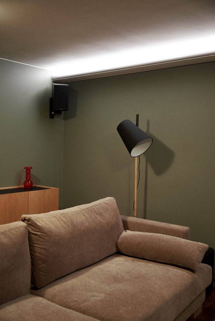 Logotipo de tienda de LED sobre fondo verde con un cuadrado blanco con "LED" apilado encima en texto blanco y en negrita.