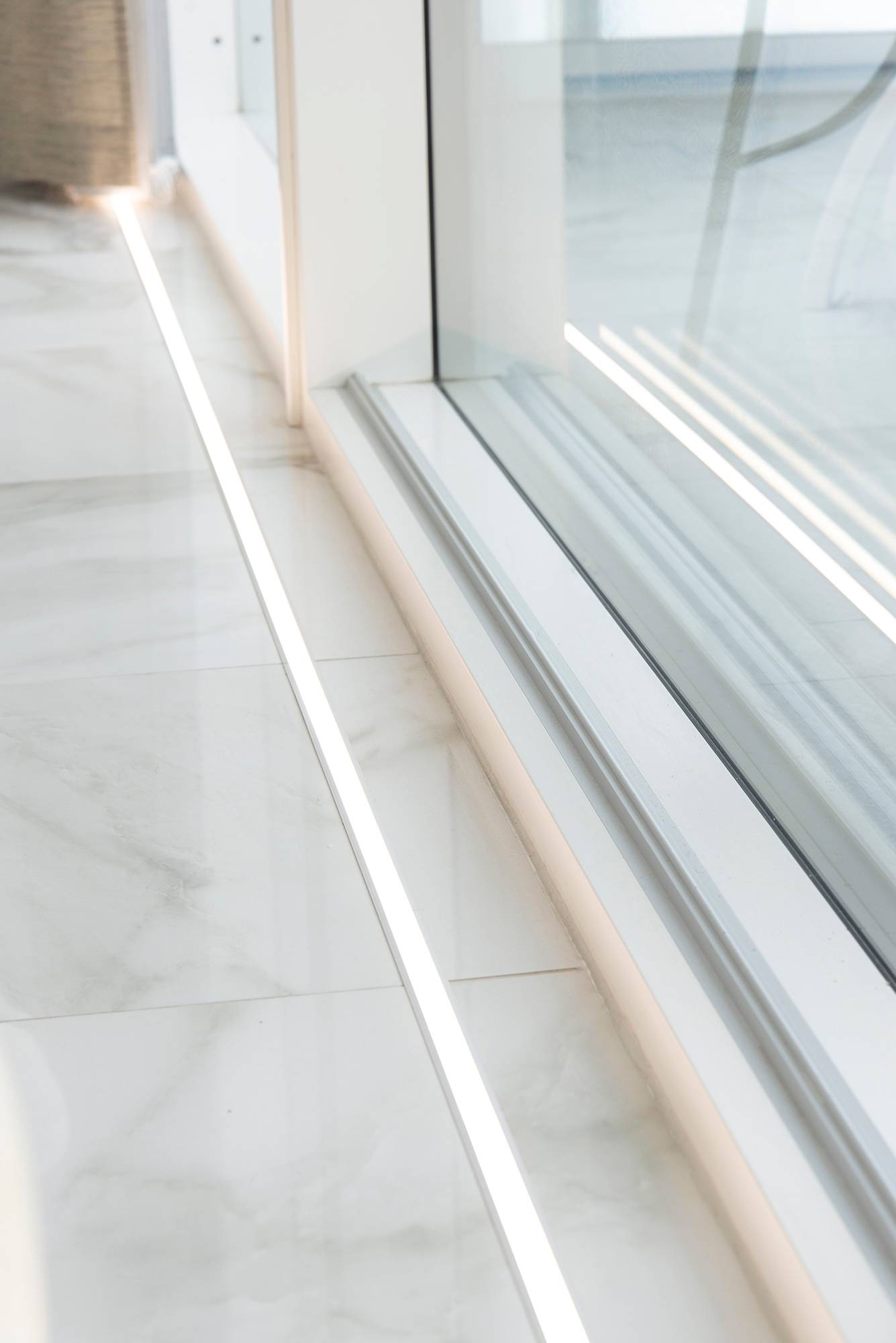Frente a las ventanas en el suelo en la tira de led uppoprofile. La iluminación resalta los grandes ventanales y el hermoso suelo de mármol. Ledstore.fi