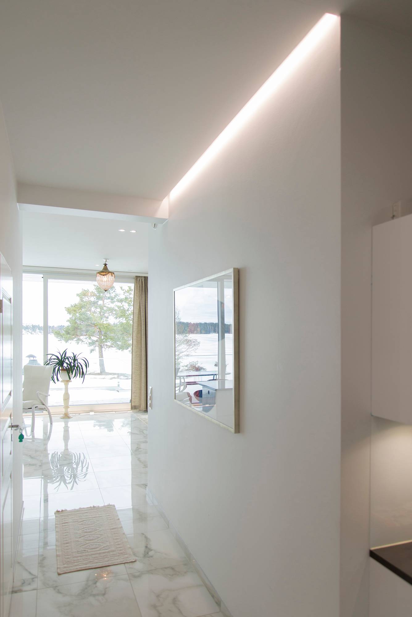 Iluminación y realce de una mesa y un pasillo con tira de leds. Tira de leds oculta en una ranura entre el techo y la pared. Ledstore.fi
