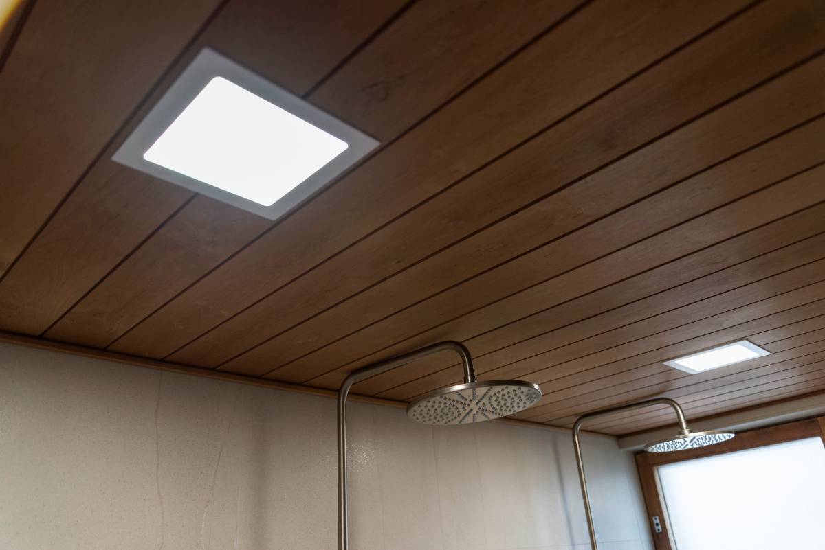 Alt="Texto LED STORE en un cuadrado blanco sobre fondo verde para soluciones de iluminación respetuosas con el medio ambiente