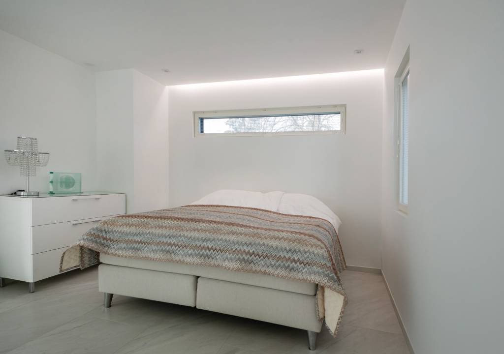 Imagen de fondo verde con un cuadrado blanco con el texto "LED STORE" en negrita y mayúsculas. Anuncia soluciones de iluminación energéticamente eficientes.