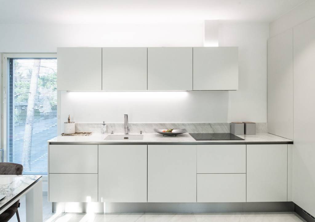 El fondo verde muestra un cuadrado blanco con el texto "LED STORE" en mayúsculas y en negrita, que destaca las soluciones de iluminación energéticamente eficientes.