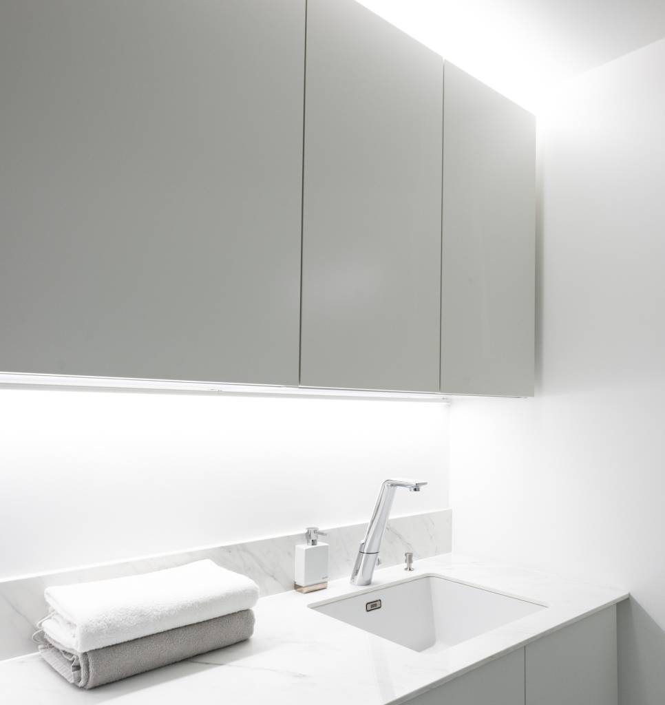 Fondo verde con un cuadrado blanco y "LED STORE" en mayúsculas, anunciando productos de iluminación LED.