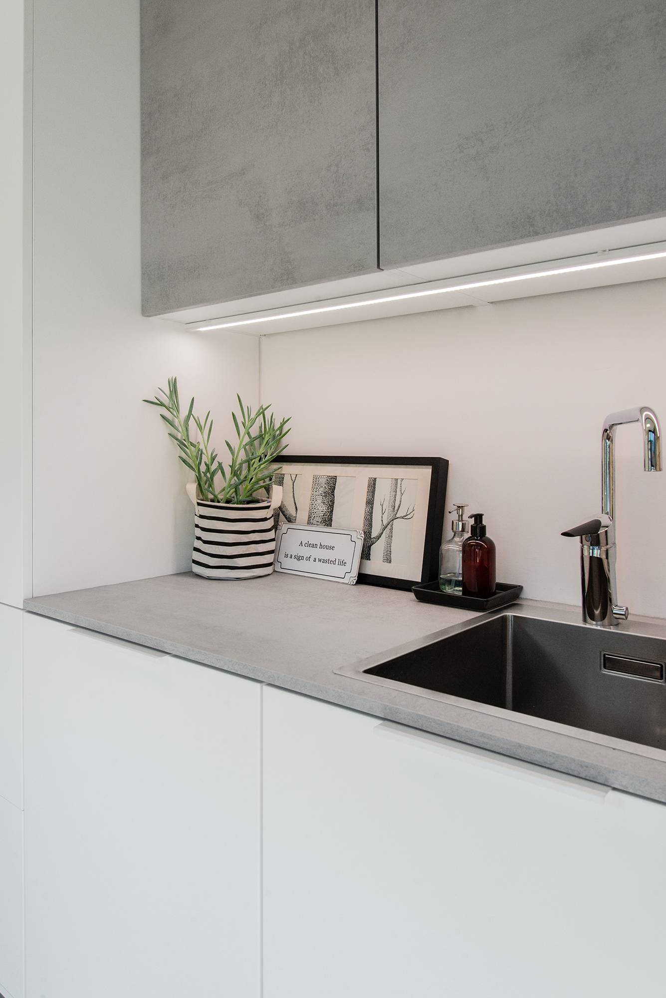 Tira de leds para iluminar la encimera de un lavadero. Ledstore.fi