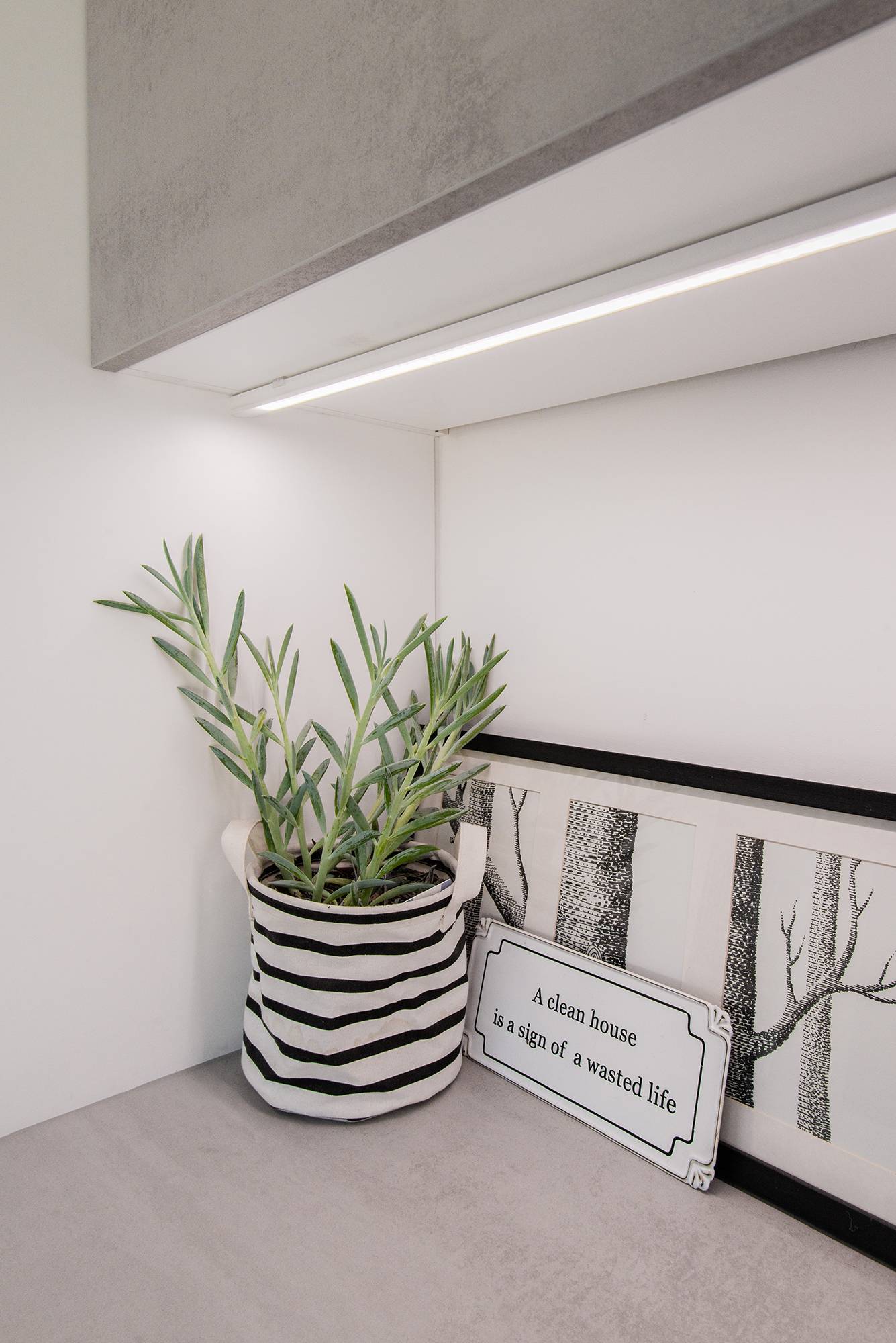 En un lavadero, una tira de leds montada sobre un perfil de superficie aporta luz de trabajo a la encimera. Ledstore.fi