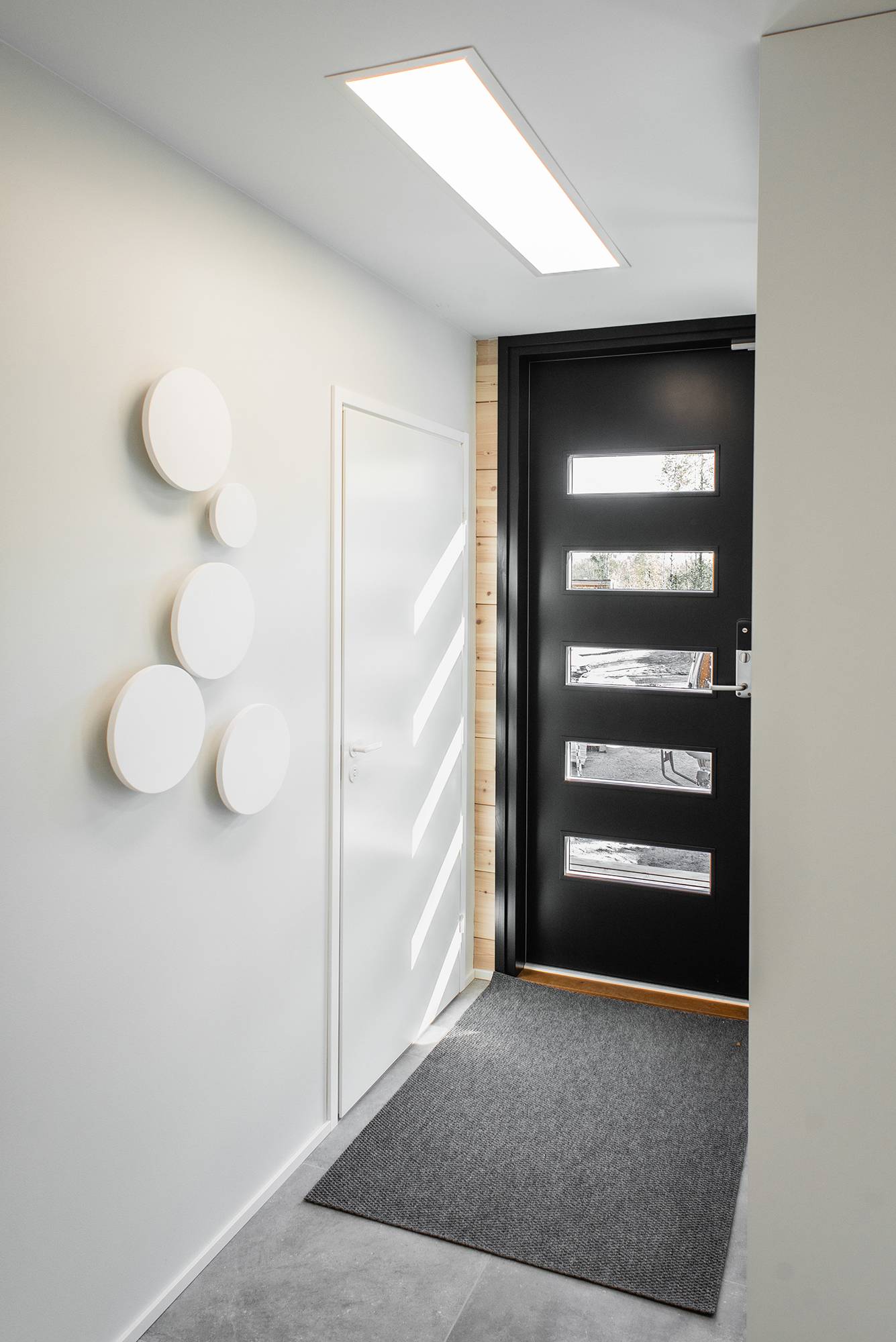 Un panel 300x1200 en el techo como fuente de luz eficiente y uniforme en el pasillo. Ledstore.fi