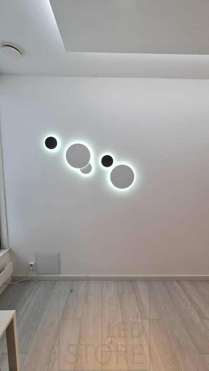 Aplique ECLIPSE para pared. La luminaria se ilumina indirectamente a través de la pared y la temperatura de color de la luz es regulable. Ledstore.fi