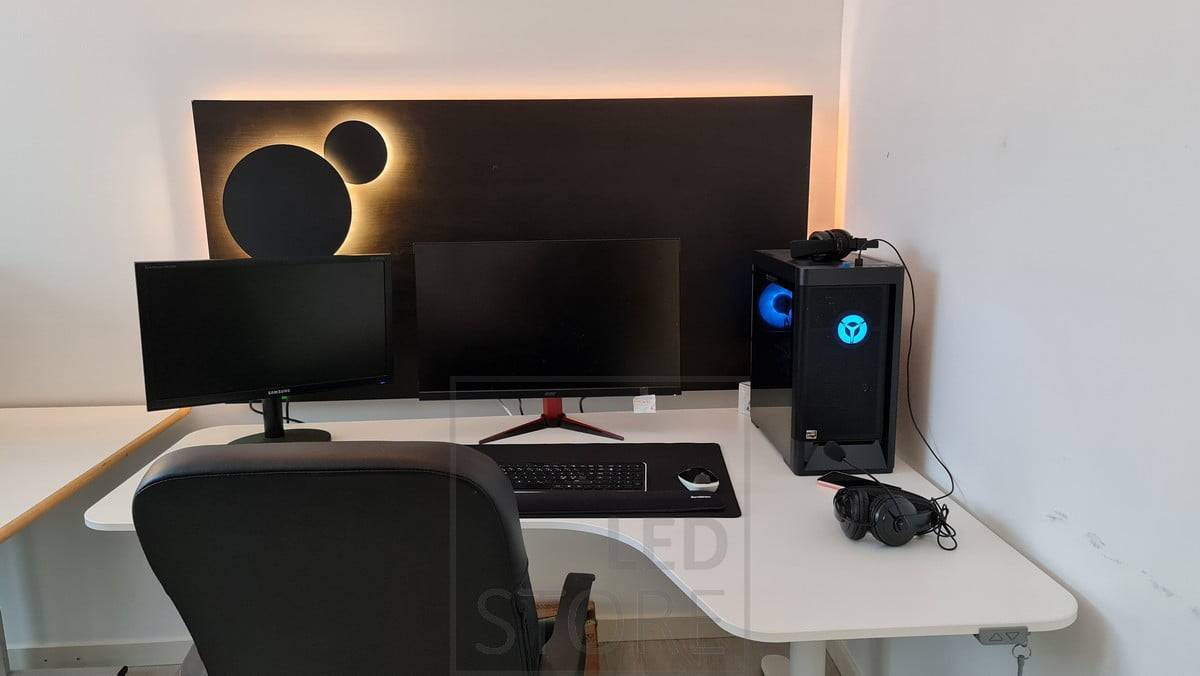 Luminaria ECLIPSE detrás del ordenador en dos tamaños que crea una iluminación ambiental indirecta, temperatura de color regulable. Ledstore.fi