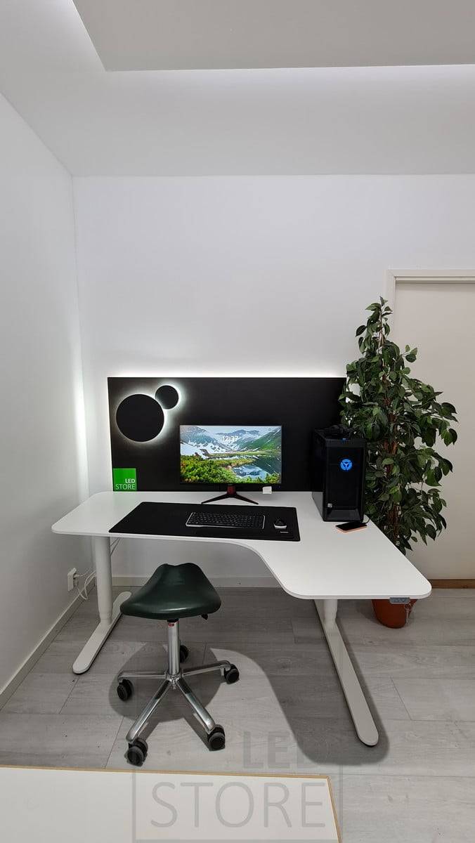 Iluminación indirecta en un estudio. Como detalle decorativo, preciosos apliques led ECLIPSE en dos tamaños. También disponibles en blanco. Ledstore.fi