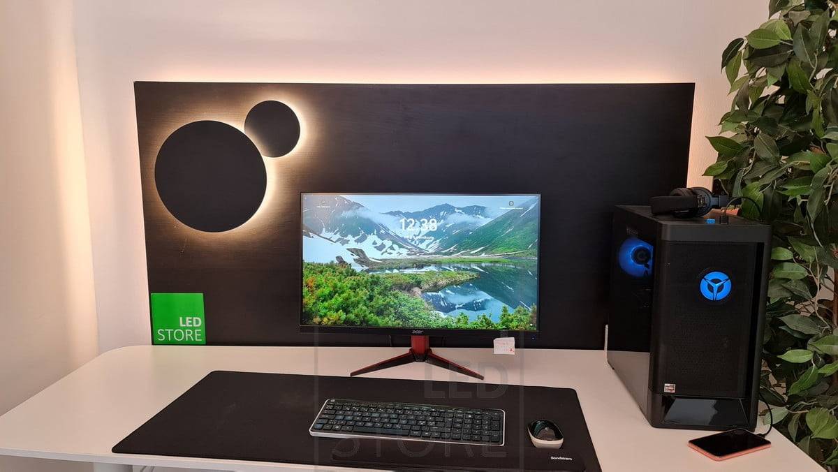Apliques led ECLIPSE detrás de un ordenador para crear una agradable luz indirecta con temperatura de color regulable. Ledstore.fi