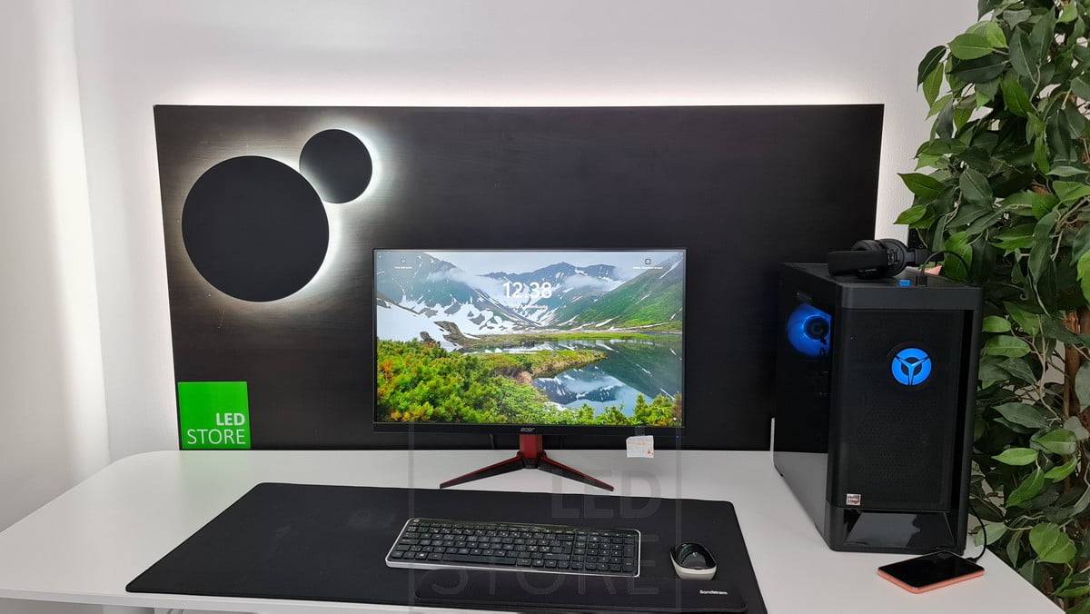 Aplique led ECLIPSE detrás de un ordenador, creando una agradable luz indirecta para la vista. Ledstore.fi