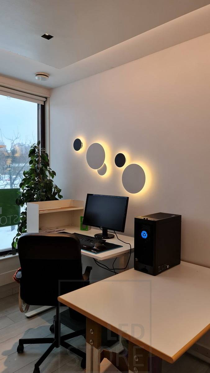 El aplique ECLIPSE está disponible en dos tamaños y dos colores, 15 cm y 30 cm, en blanco y negro. Ledstore.fi