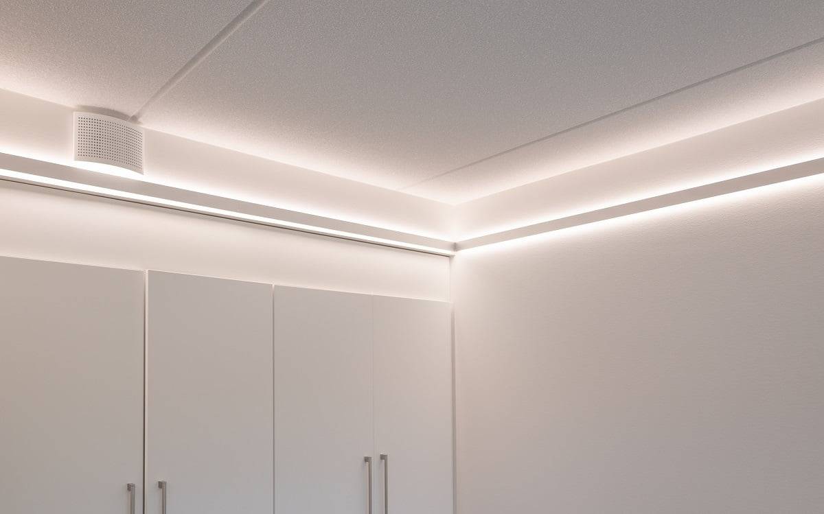 La tira de iluminación led indirecta es perfecta para el dormitorio. Tira led de temperatura de color regulable Indirecta en 2 perfiles. © LedStore