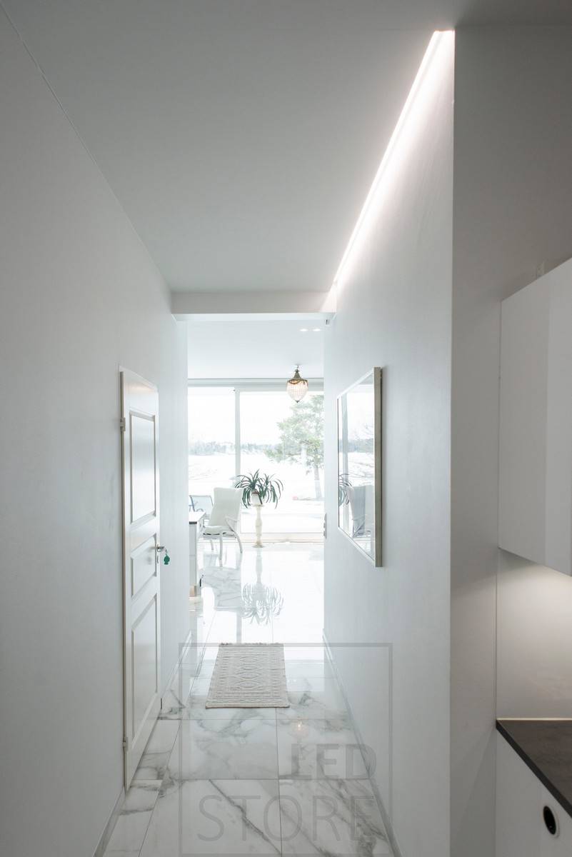 Pasillo iluminado con luz indirecta, tira led montada en una ranura entre el techo y la pared en un perfil de aluminio. Ledstore.fi