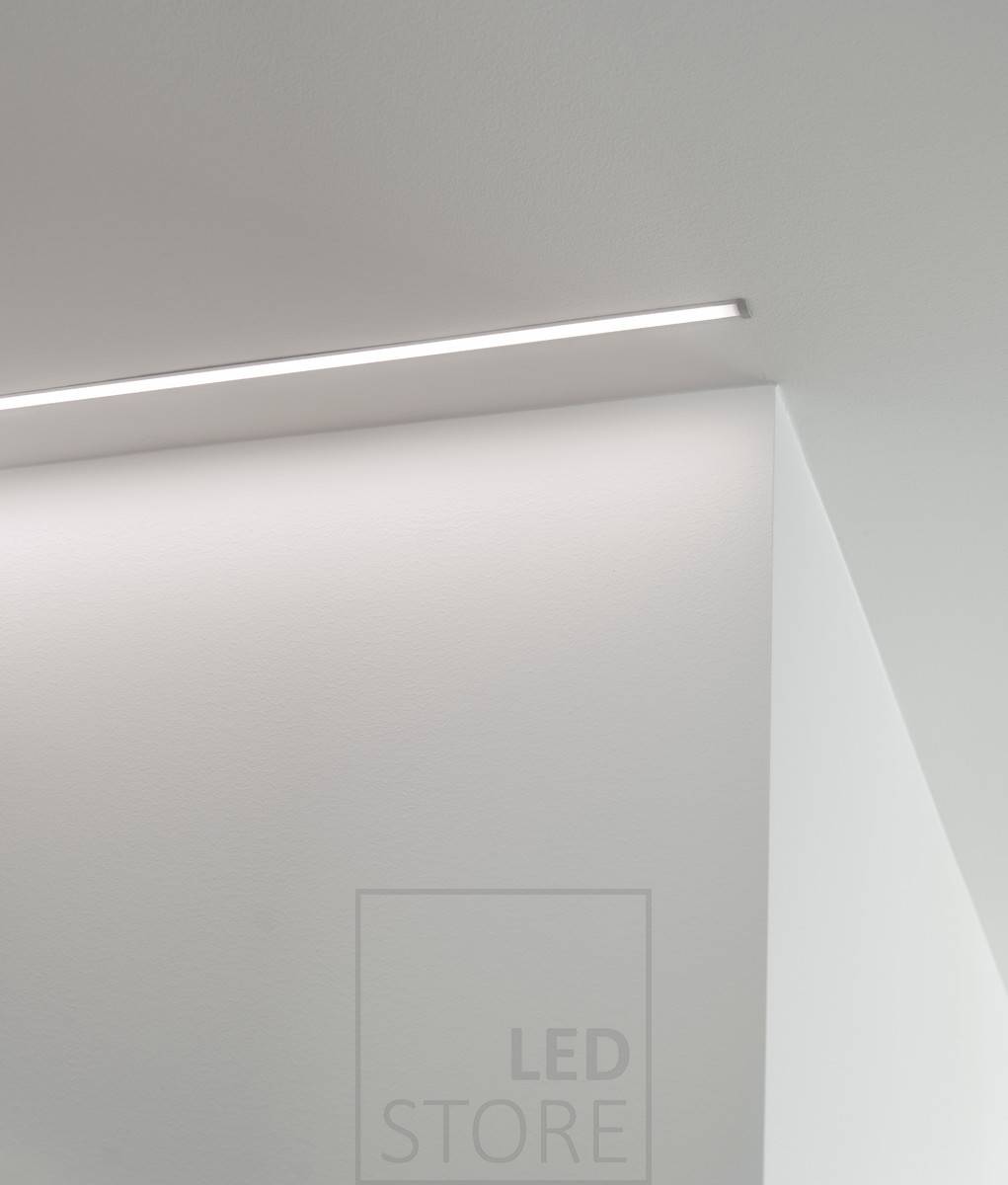 La cinta de leds en un perfil empotrado estrecho crea una luminaria minimalista y hermosa para el pasillo. Ledstore.fi