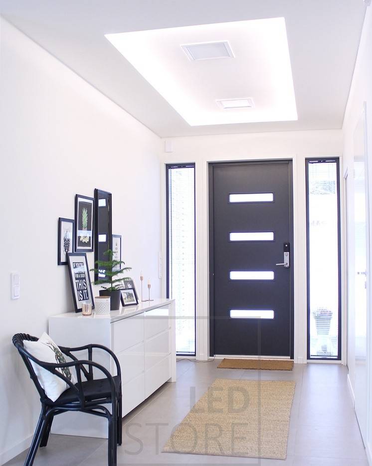 Tira de luz LED en el techo del pasillo. Tira de led dirigida hacia el techo. Ledstore.fi