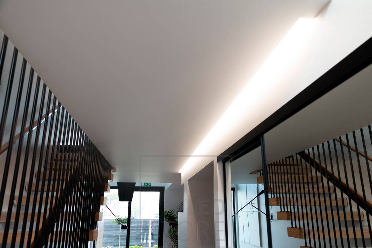 Iluminación atmosférica indirecta iluminando un pasillo. Ledstore.fi