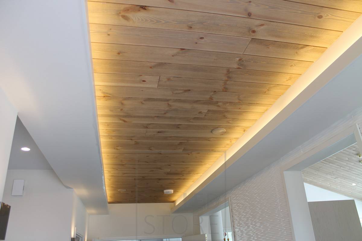 La altura del pasillo se acentúa con luz indirecta en el labio de bajada. Cuando el espacio es más bajo en los lados y más alto en el centro, todo el espacio parece más alto. Ledstore.fi
