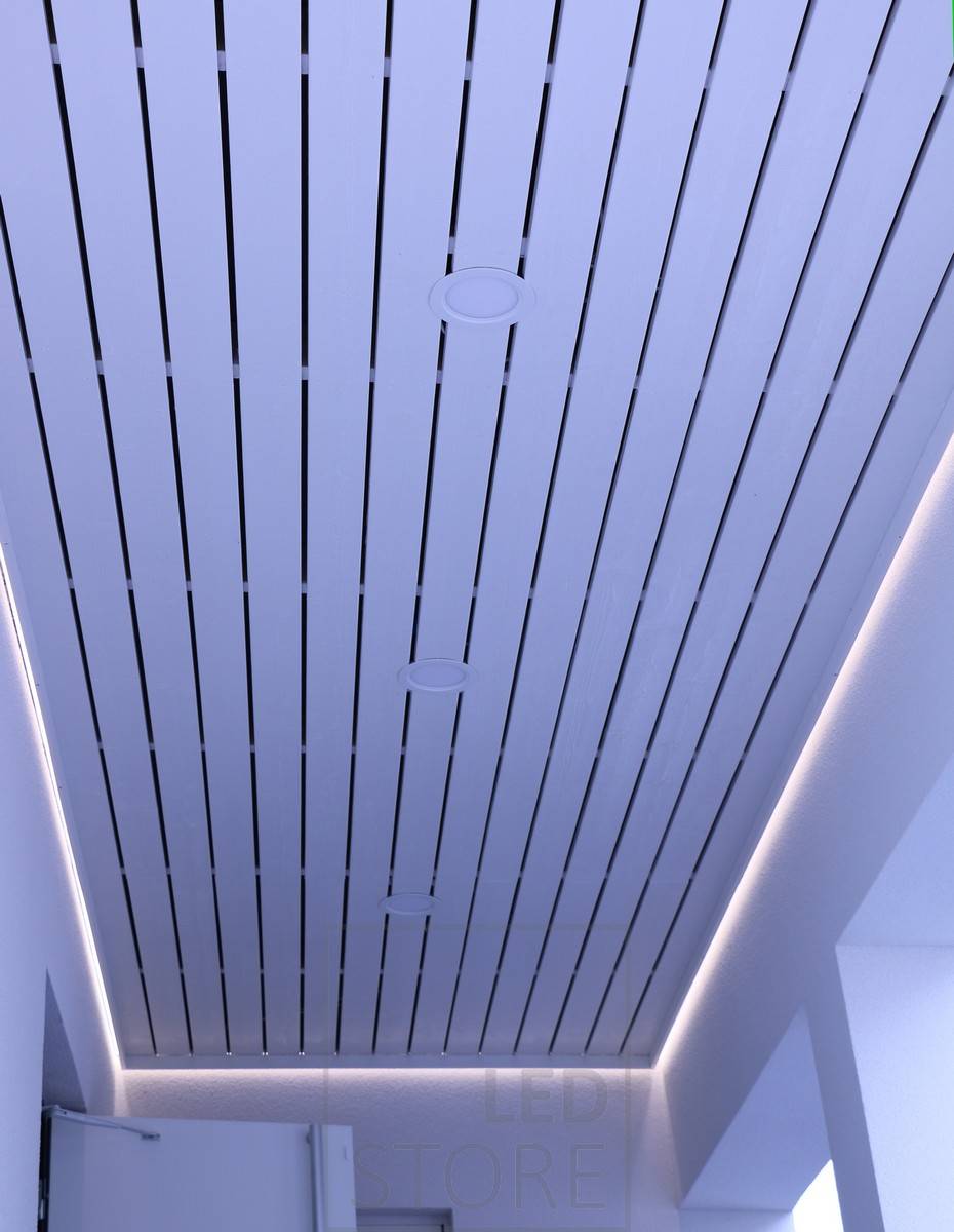 Iluminación indirecta alrededor del espacio. Una tira de luz Led ilumina el espacio a través de la pared para crear una luz atmosférica. Ledstore.fi