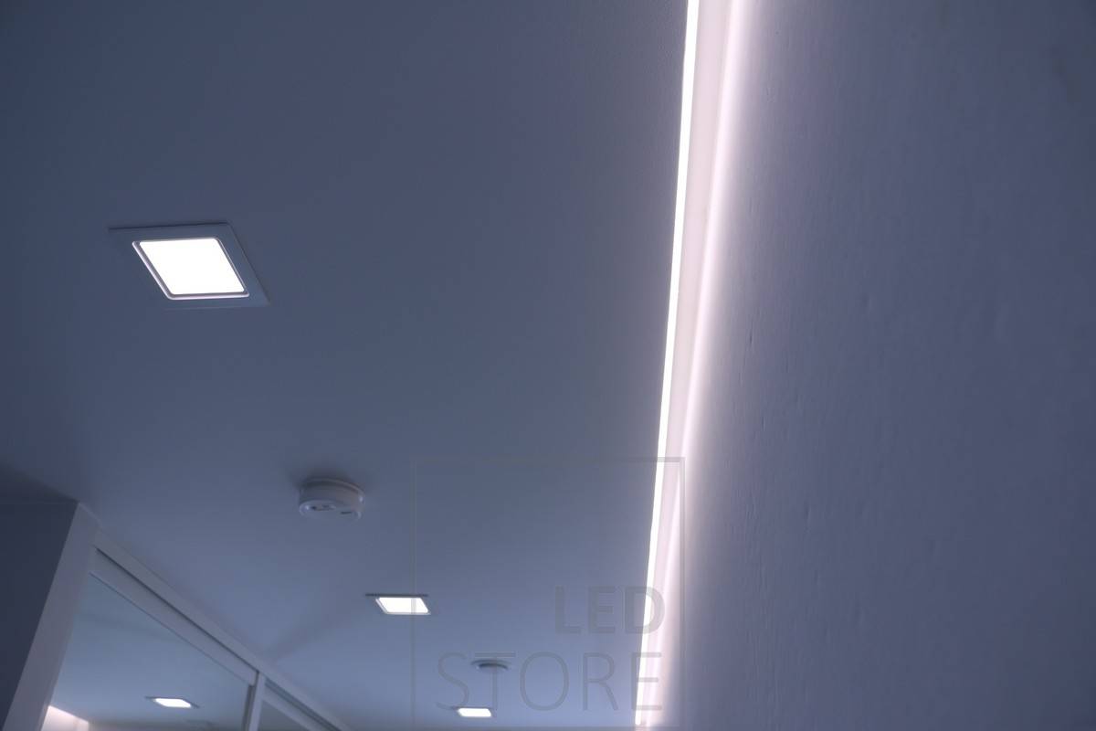 Iluminación indirecta en el límite del techo combinada con iluminación general con luminarias Panel. Ledstore.fi