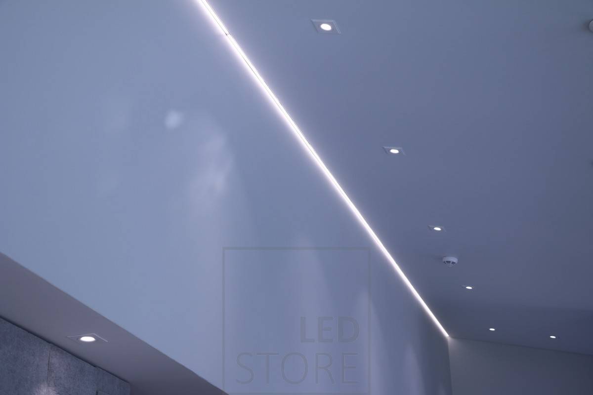 Iluminación indirecta en el límite del techo combinada con iluminación puntual con focos Kantti. Ledstore.fi