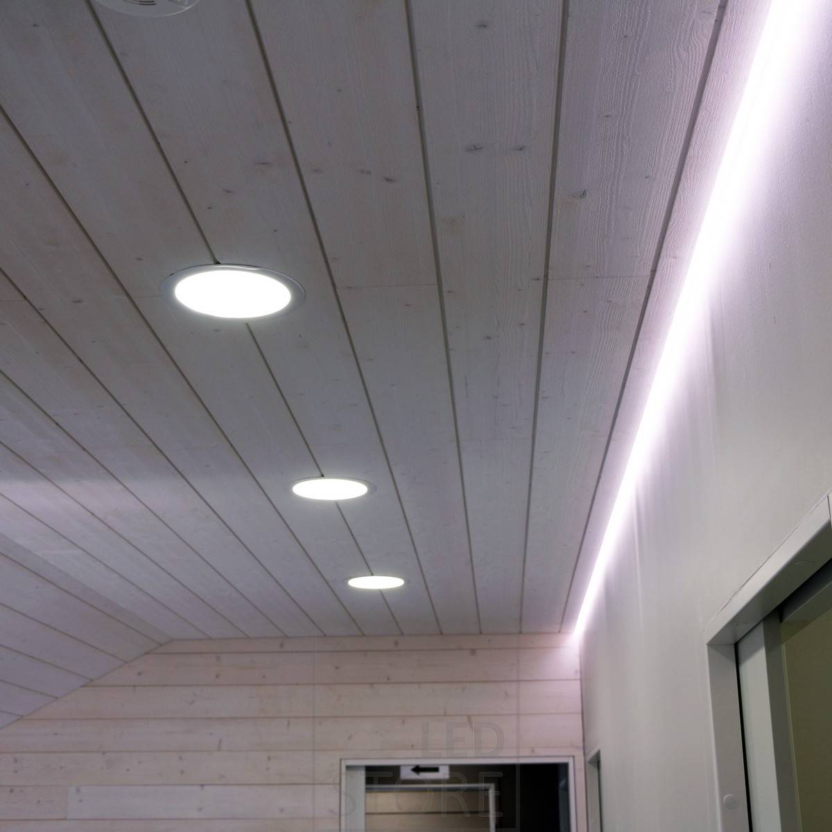 Iluminación indirecta atmosférica combinada con luminarias Plafondi de amplia iluminación. Ledstore.fi