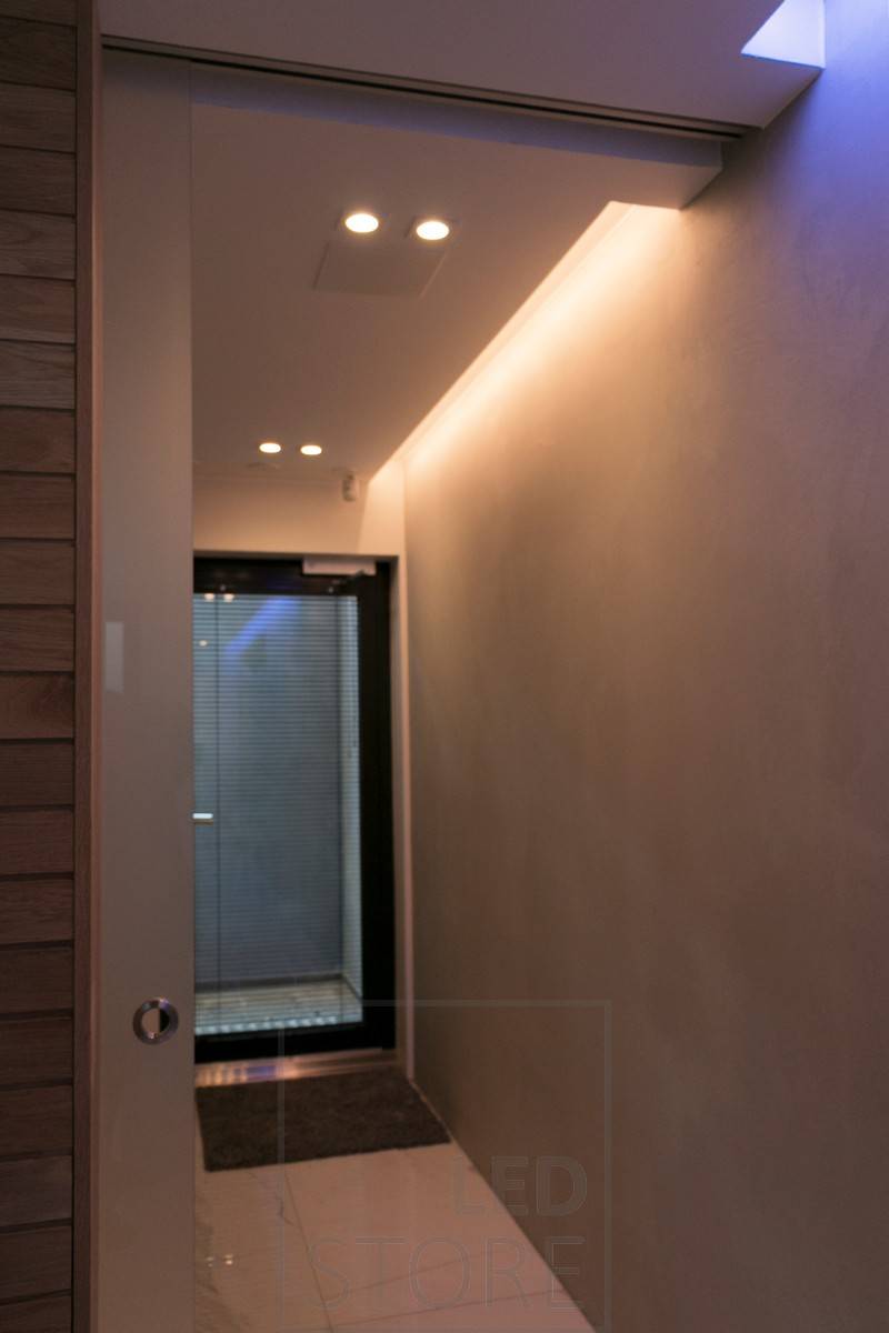 Luz indirecta atmosférica en un pasillo, combinada con iluminación puntual. Ledstore.fi