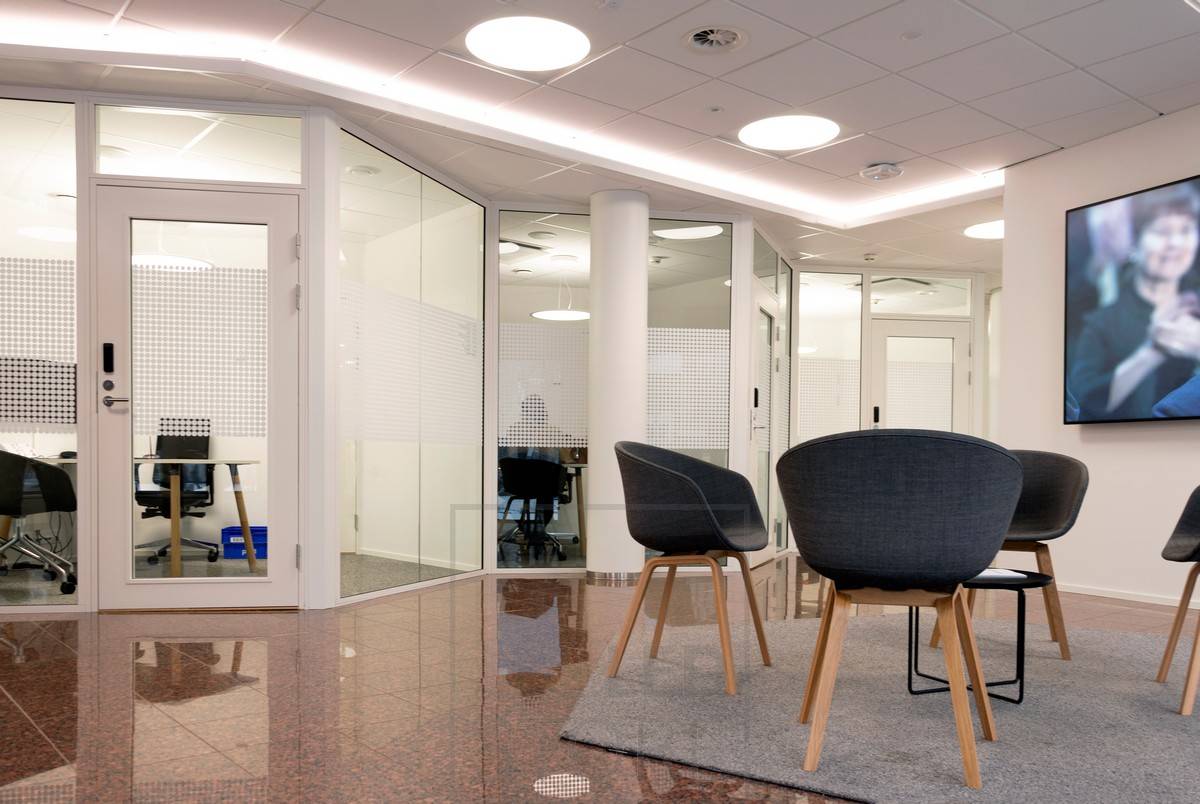 Iluminación de pasillo realizada con tira led en el labio inferior y lámparas plafond. Tira de led creando luz indirecta. Iluminación general con luminarias Plafondi empotradas.