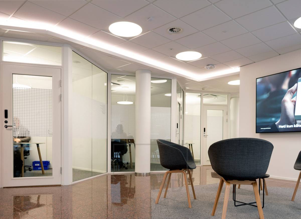 La iluminación del pasillo corre a cargo de una tira de LED en el labio inferior, creando una luz indirecta atmosférica. Iluminación general realizada con luminarias Plafondi empotradas.