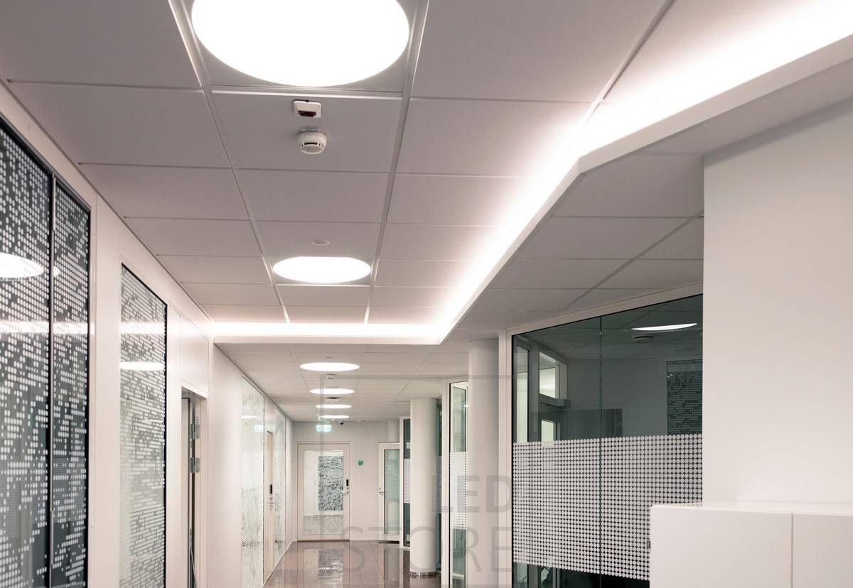 Tira de leds instalada en el pasillo de una caja de downlight creando luz indirecta atmosférica. Iluminación general realizada con luminarias Plafondi empotradas.