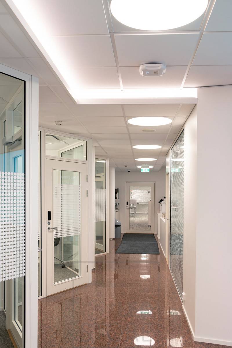 Tira de leds montada en el downlight de un pasillo creando luz indirecta atmosférica. Iluminación general realizada con luminarias Plafondi empotradas.