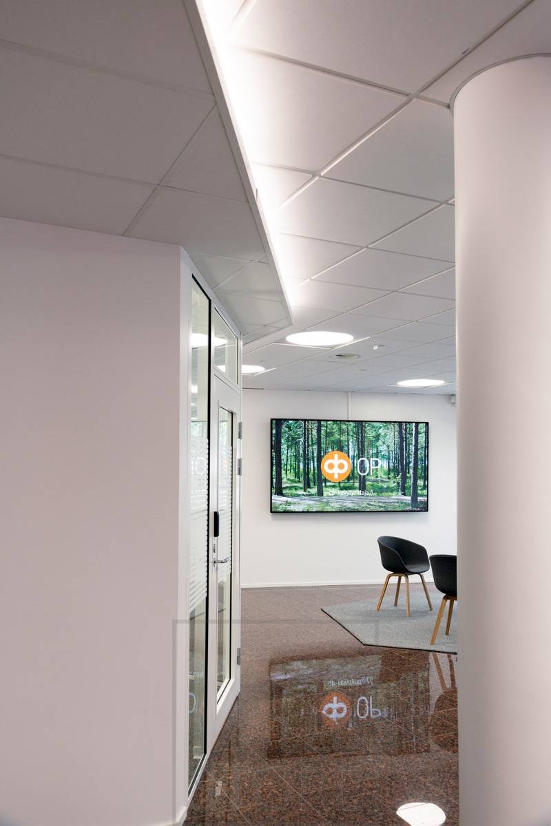 Iluminación de pasillo con tira de LED montada en una caja de downlight.