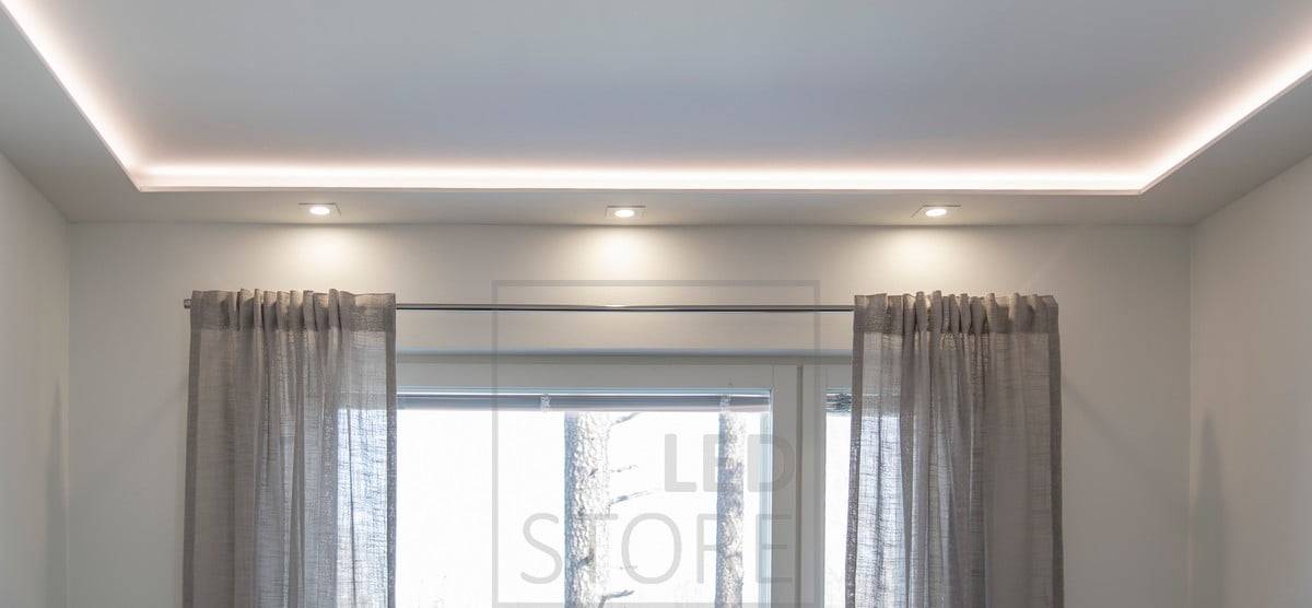 Un dormitorio con una iluminación atmosférica y lujosa como la de un hotel. La tira de leds crea luz indirecta y focos para iluminación general. Ledstore.fi