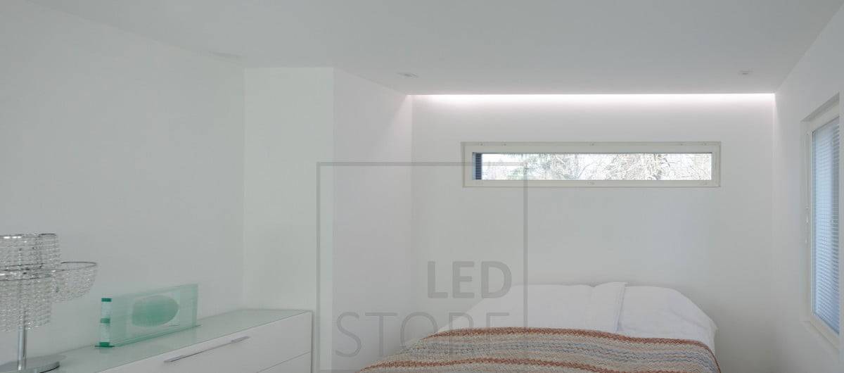 Fondo verde con un cuadrado blanco que contiene el texto apilado "LED" sobre el texto "STORE" en blanco, anunciando una tienda de iluminación LED.
