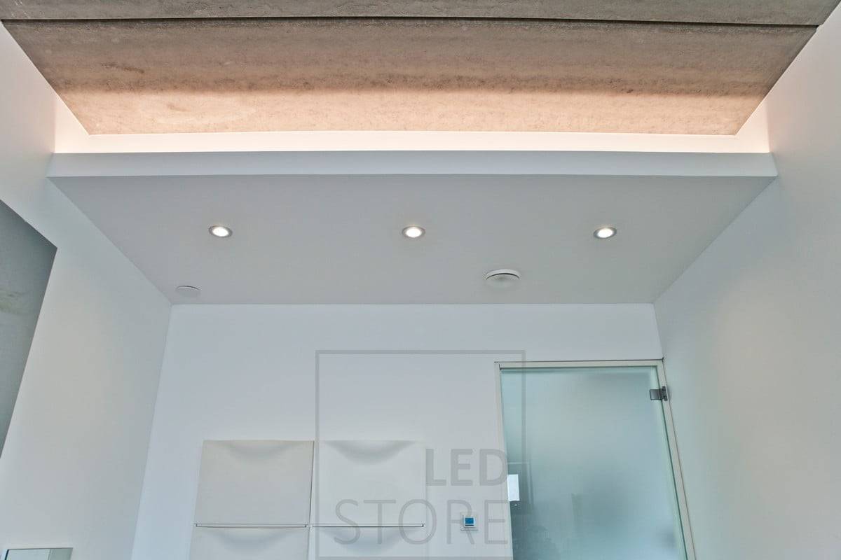 Logotipo minimalista de LED Store sobre fondo verde con un cuadrado blanco y el texto "LED STORE" en una fuente elegante - soluciones de iluminación energéticamente eficientes