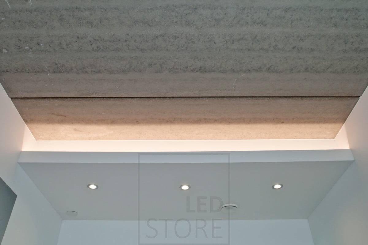Logotipo de LED Store sobre fondo verde con un cuadrado blanco y el texto "LED STORE" en negrita para destacar las soluciones de iluminación energéticamente eficientes.