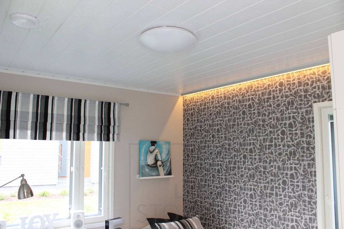 Iluminación indirecta para resaltar el papel pintado y crear ambiente en el dormitorio. Ledstore.fi